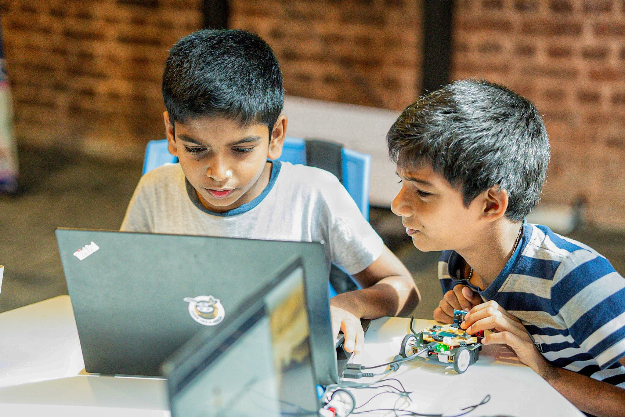 Kids pair programming with robot